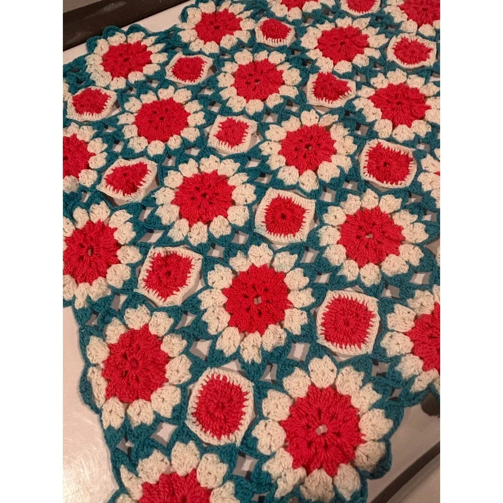 Vintage Handmade Crochet Floral Table Topper Retro Daisy 19.5 X 15.5